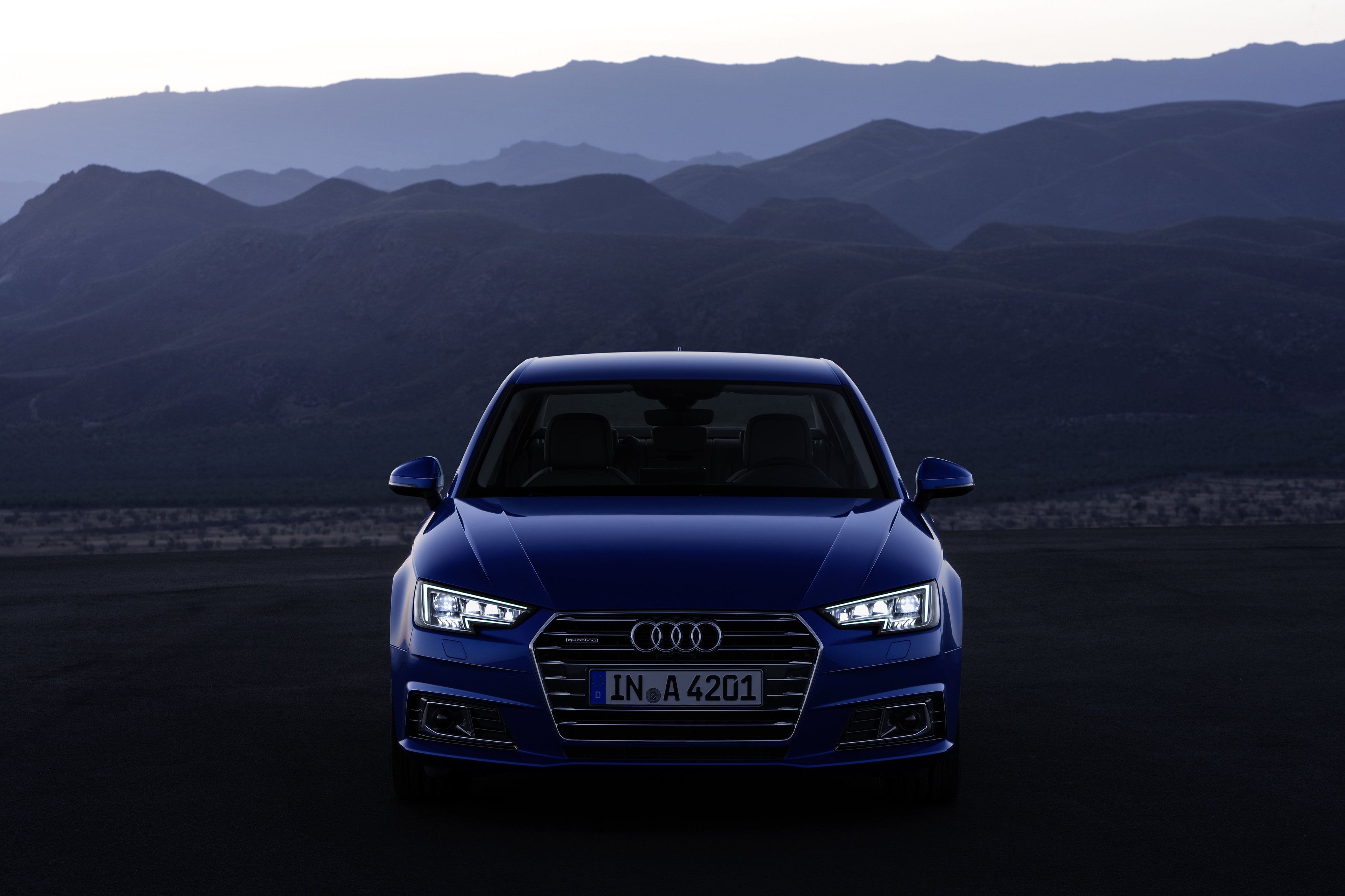 Static photo, Colour: in crystal effect paint finish Ara Blue