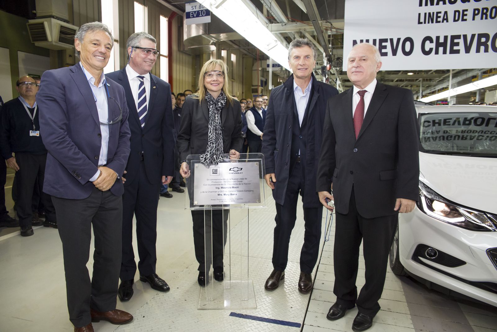 Francisco Cabrera, Mtro de Producción; Carlos Zarlena, Pres. de GM Argentina; Mary Barra, CEO mundial de GM; Mauricio Macri, Pres. de Argentina; Miguel Lifschitz, Gob. de Sta Fe