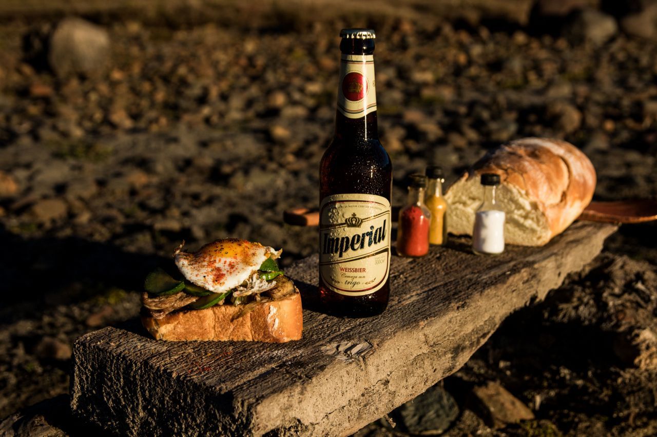brusquetas-de-cordero-con-verduras-y-huevo-frito-maridada-con-weissbier